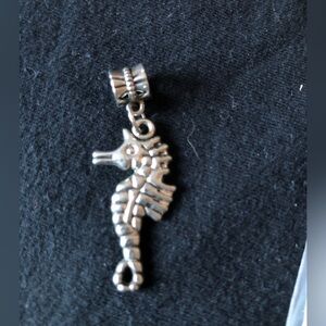 Silver Seahorse Pendant
